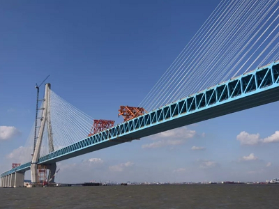 1500T,2000T jacks are used for fine tuning of steel box girder of Hutong Bridge